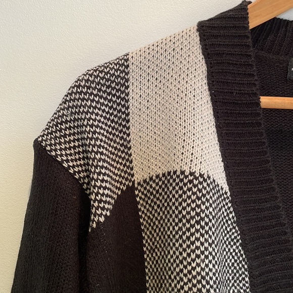 Plaid Knitted Open Cardigan. Black. - Picture 2 of 4